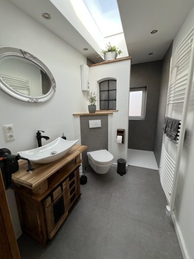 Das Bad mit großer Dusche